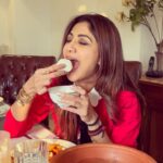 Shilpa Shetty Instagram - Wishing you all a Happy and prosperous New Year Instafam , love , light , health and loads of happiness . Enough reason for a #fridaybinge 👀😅🎉🌈♥️ #gratitude #newyear #diwali #festival