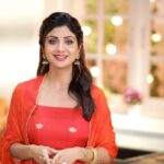 Shilpa Shetty Instagram - देश आगे बढ़ेगा, तो हम आगे बढ़ेंगे। पर देश तभी आगे बढ़ेगा, जब हम आगे बढ़ेंगे। तो आइए, आप और हम मिल कर देश को आगे बढ़ाते हैं। आप सभी को गणतंत्र दिवस की शुभकामनाएँ। Happy Republic Day! #HappyRepublicDay #India #71stRepublicDay