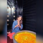 Shilpa Shetty Instagram - Iss Diwali, khushiyaan aapki zindagi ko roshan kare aur apnon ka pyaar aapke jeevan mein mithaas bhar de 🪔❤️ Deepawali ki hardik shubhkaamnayein aap sabhi ko🙏 . . . . . #HappyDiwali #Deepawali #festivalsofIndia #happiness #goodvibesonly #gratitude #blessed #DreamSS #RoundTheClockWear #ForYourDreamss
