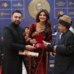 Shilpa Shetty Instagram - Extremely humbled and honoured to receive the Champions of Change, 2019 award from our former President Shri #pranabmukherjee ji in Delhi today . Will continue to do my duties a proud and responsible Indian citizen and urge all of you to do your bit in making our country cleaner and greener too. Positive clean thoughts create positive and happy people and surroundings . #SwachhBharatAbhiyaan #Winner #ootd #style #Indian #fashion #lookoftheday #workmode #eventdiaries