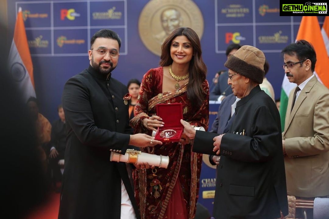 Shilpa Shetty Instagram - Extremely humbled and honoured to receive the Champions of Change, 2019 award from our former President Shri #pranabmukherjee ji in Delhi today . Will continue to do my duties a proud and responsible Indian citizen and urge all of you to do your bit in making our country cleaner and greener too. Positive clean thoughts create positive and happy people and surroundings . #SwachhBharatAbhiyaan #Winner #ootd #style #Indian #fashion #lookoftheday #workmode #eventdiaries