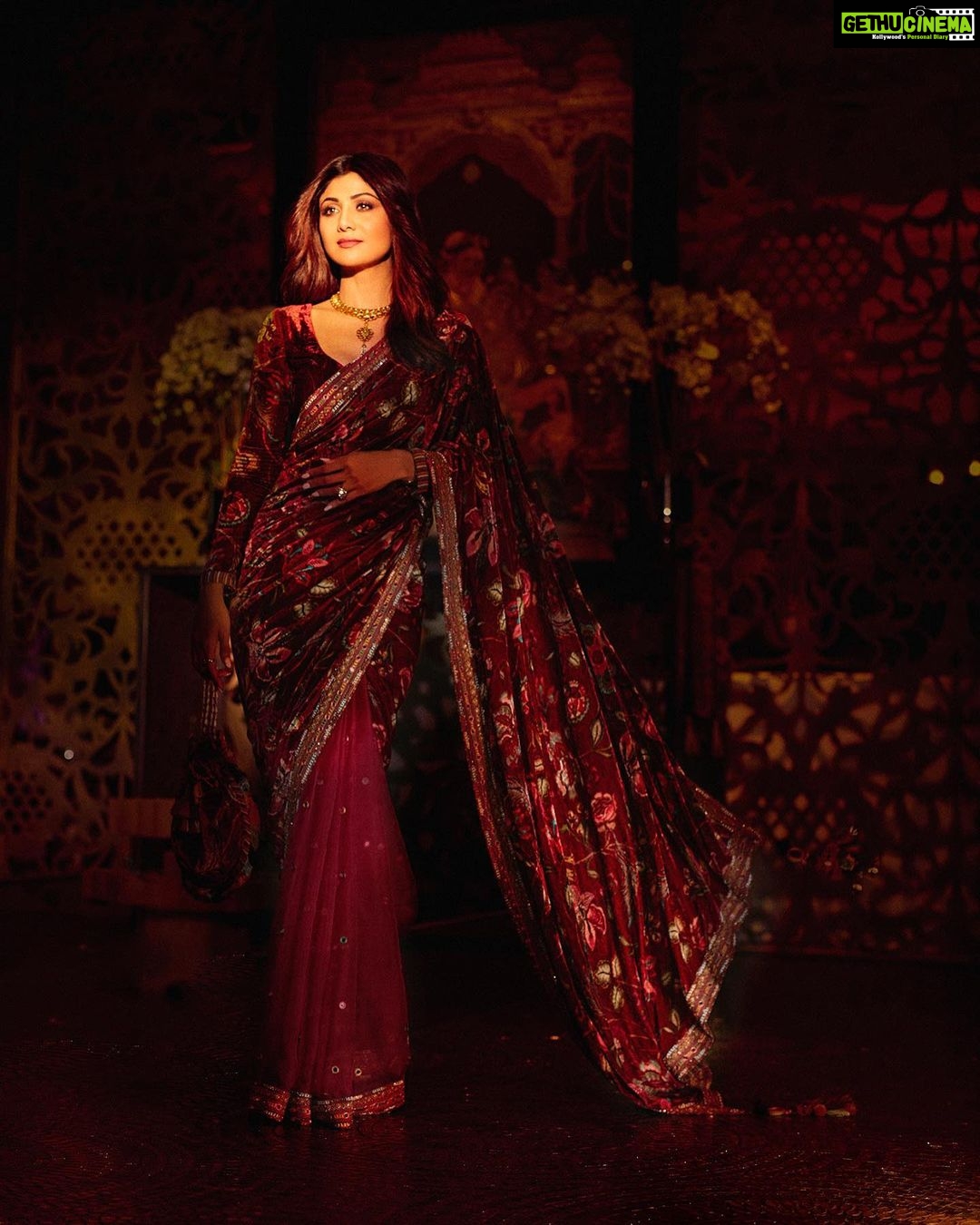 Shilpa Shetty Instagram - Sari love! All set for the Champions of Change, 2019 awards. . . Saree: @toraniofficial Jewels: @amrapalijewels Styled by: @sanjanabatra Assisted by: @rupangisharma Photography: @tejasnerurkarr Managed by: @bethetribe . . . . #ChampionsOfChange2019 #ootd #style #Indian #fashion #lookoftheday #workmode