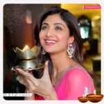 Shilpa Shetty Instagram - As the Festival of Lights begins… light up your lives with positivity, happiness, gratitude, love, and smiles… Happy Dhanteras, Happy Diwali. Stay healthy, stay happy!🪔🙏♥️ . . . . . #ShilpaKaMantra #SwasthRahoMastRaho #HappyDiwali #ShubhDeepawali #happiness #mentalhealth #willpower #success #belief #peaceofmind #staystrong #festivalsofIndia #positivity #thoughts #Dhanteras