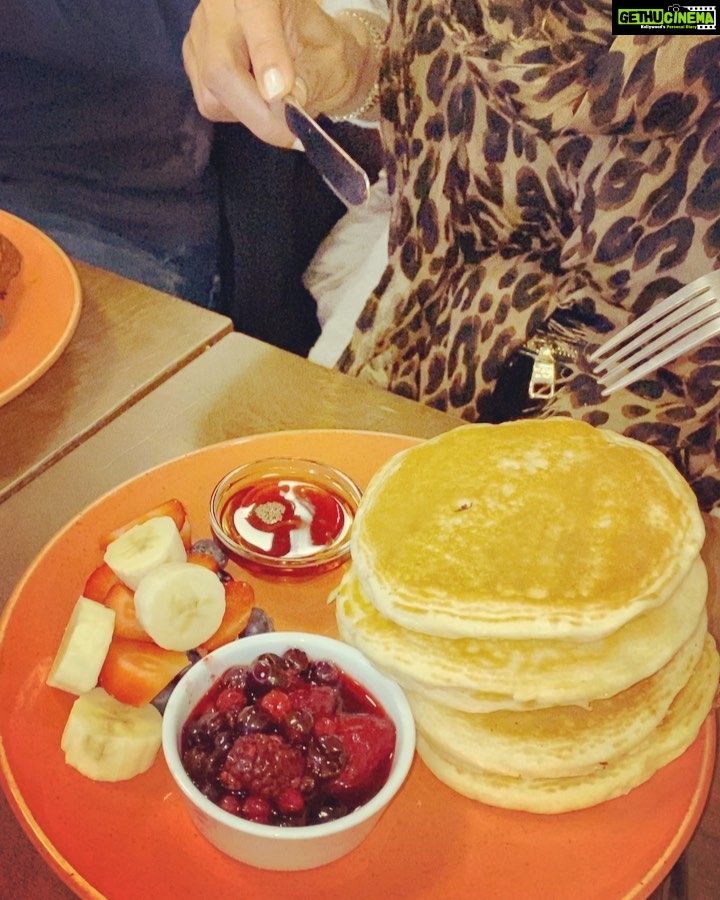 Shilpa Shetty Instagram - Eating breakfast like a queen in the Queens country..In London and today is Sunday breakfast binge at #fego . Attacked a stack of Pancakes🥞,French toast , eggs with mashed avocado and smoked salmon .. 🙈now I need a crane to lift me🤪🤦🏽♀️😈👹.. But ‘tis the time to be jolly .. Fa la la la .. la la la la 🎉🎅💃 #foodcoma #sundaybinge #londondiaries #love #prechristmasbinge #instafood #sundayfunday