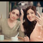 Shilpa Shetty Instagram - Iss Diwali, rakho apni chamak ka khayaal with Godrej Nupur Mehendi Based Hair Colour. Ismein hai 9 natural ingredients aur isse baalon mein rahe natural look aur shine. @godrejnupur #Ad #Godrej #GodrejNupur #MehendiHairColour #Colour #GreyCoverage #ShinyHair #HairColour #Festiveready #FestiveLook #Celebration #Festival #IndiaFestival #FestiveSeason #BrandAmbassador