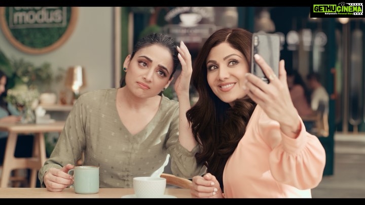 Shilpa Shetty Instagram - Iss Diwali, rakho apni chamak ka khayaal with Godrej Nupur Mehendi Based Hair Colour. Ismein hai 9 natural ingredients aur isse baalon mein rahe natural look aur shine. @godrejnupur #Ad #Godrej #GodrejNupur #MehendiHairColour #Colour #GreyCoverage #ShinyHair #HairColour #Festiveready #FestiveLook #Celebration #Festival #IndiaFestival #FestiveSeason #BrandAmbassador