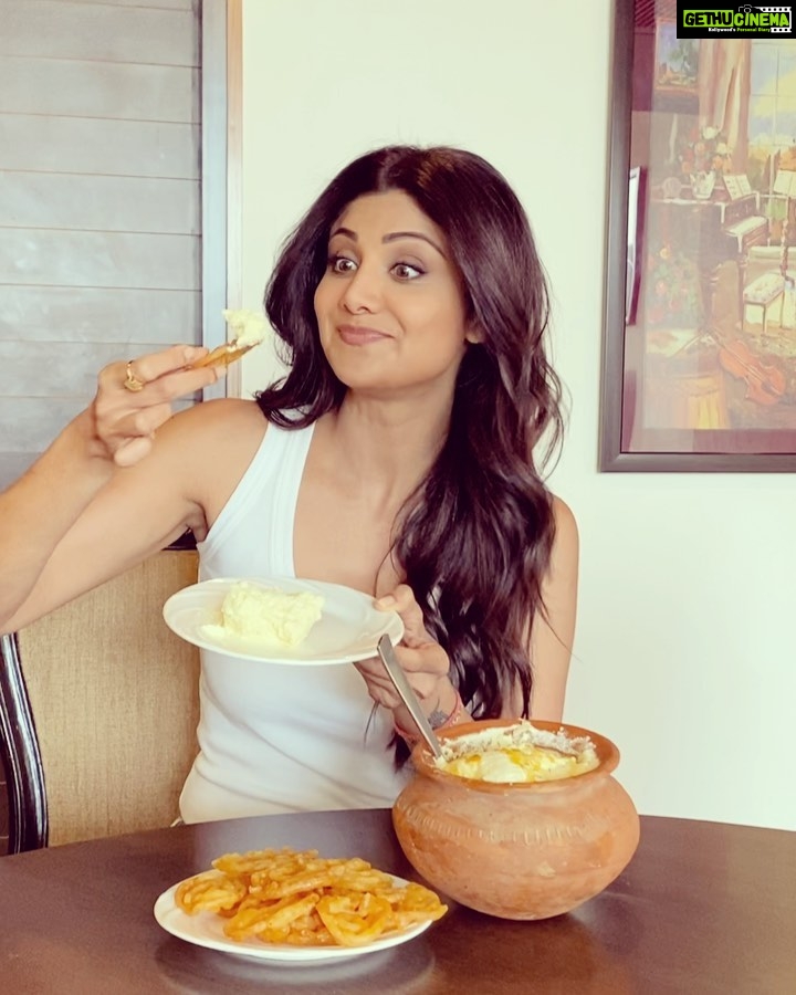 Shilpa Shetty Instagram - Sunday Binge the Nawabi way.. Shooting in Lucknow hence decided to try the famous #makkhanmalai , it’s so light and airy not too sweet or heavy at all and what a lethal combination with hot crispy #jalebi . In #foodcoma now! 😬 #sundaybinge #today #Yoga #tomorrow #lucknowdiaries #shootlife #bingeday #guiltfree #foodporn #dessert #famous #happiness #foodie #sweettooth