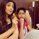 Shilpa Shetty Instagram – All grown up …till I see an organic lollipop 😈
Such a sucker 🍭❤️ 😛🌈 #Sundaybinge  #sonday #organiclollipops #happiness #love #gratitude #sundaysbelike  #norefinedsugar #fruitlollipops