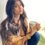 Shilpa Shetty Instagram - कॉफ़ी, टी ओर मी? ☕️ . . . . . #options #tea #coffee #random #musings #thoughts