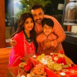 Shilpa Shetty Instagram - देवी महालक्ष्मी की कृपा से , आपके घर में हमेशा उमंग और आनंद की रोनाक हो। इस पावन मौक़े पर सभीको दिवाली की हार्दिक शुभकामनाएँ। #diwali #happiness #love #family #gratitude #festival #celebration #phuketdiaries