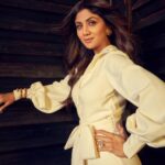 Shilpa Shetty Instagram - Looking forward to the weekend like... ~ #weekendvibes #goodvibes #positivity #friyay #ootd