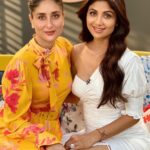 Shilpa Shetty Instagram - Not all girls are made of sugar, spice and everything nice... some girls are made of sarcasm, sunshine and a killer jawline!😉😂 @therealkareenakapoor #Girlpower #candid #conversation #friends #girlboss #chat #stayhappy #funtimes #goodvibes #gratitude #positivevibes #blessed
