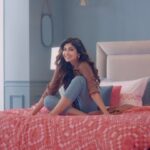 Shilpa Shetty Instagram - Hi guys! I’m letting you into the secrets of my bedroom! If you like bright shades and bold designs, you will love the stunning range of bed linen by @stellarhomeusa. Check out their range now! https://stellarhomeusa.com . . . #MybedroomMystyle #StellarHome #BrandAmbassador #BrandEndorsement ~ Campaign curated by: @oms_digital