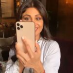 Shilpa Shetty Instagram - Yaaay ,this IPhone 11 pro max is a beauty. Now I know why it’s called #Pro, arguably the best night vision triple cameras 📸 No longer worried about dark pics 😅 #Iphone11promax. Yaay this phone freak is a #happybunny. #iphone11promax #triplecameraphone #apple #gratitude #best