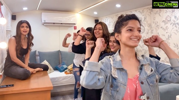 Shilpa Shetty Instagram - My crazy girl #tribe post pack-up... π
π Celebrating 25 years of #ChuraKeDilMera #MainKhiladiTuAnari... Heartfelt gratitude to @venusmovies, #RatanJain ji, @akshaykumar, #SaifAliKhan, @raageshwariworld for this major milestone in my life. Thank you to every fan for always being so forgiving and full of love. P.S.: Love u gurls... for trying so hard! #TooCute @anishisharma @youareami @sachidudani @mehakoberoi #Nostalgia #downmemorylane #25years #gratitude #love #milestone #hit #crazy
