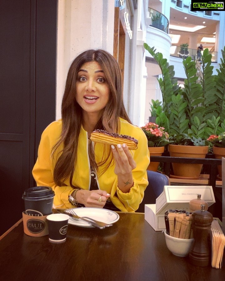 Shilpa Shetty Instagram - Slowly steadily trying to go #refinedsugarfree .. but shopping can be tiring ...for @rajkundra so decided to treat him ..🤪😈but I couldn’t resist a fresh #chocolateeclair with my tea .. This was a perfecccct (alibi) #sundaytreat and #sundaybinge it was.. Happy today...Yoga tomorrow😻♥️🤪😈 #gratitude #dubaidiaries #sunday #littlejoys #liveitup #chocoholic
