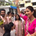 Shilpa Shetty Instagram – Bidding HIM adieu is always hard… Our Gannu Raja is on His way… and we’re sending Him off in style (rain, notwithstanding) with a promise that He’ll be back next year❤🙏🏼
Ganpati Bappa… Morya!🌺
Pudhchya Varshi Lavkar ya!

#GanpatiVisarjan #blessed #gratitude #love #spiritual #ecofriendly #beresponsible