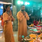 Shilpa Shetty Instagram - Aarti time!🌺 The energy is inexplicable while performing an aarti🙏🏼❤ Love how the vibe all around becomes so positive. #GaneshChaturthi #GanpatiBappaMorya #GaneshAarti #gratitude #familytime #lordofsuccess #festive #postivevibes #positiveenergy