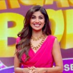 Shilpa Shetty Instagram - Kya aap taiyaar hain sabse anokhi boli lagane ke liye? Nahin? Toh ho jaiye taiyyar aur dekhiye #LagaoBoli aaj shaam 6 baje, @zeetv par! Bhuliyega nahin! @rajkundra9 @iamparitoshtripathi @anitahassanandani #TVShow #producer #ZeeTV #AnitaHassanandani #ParitoshTripathi #play #win #gameshow