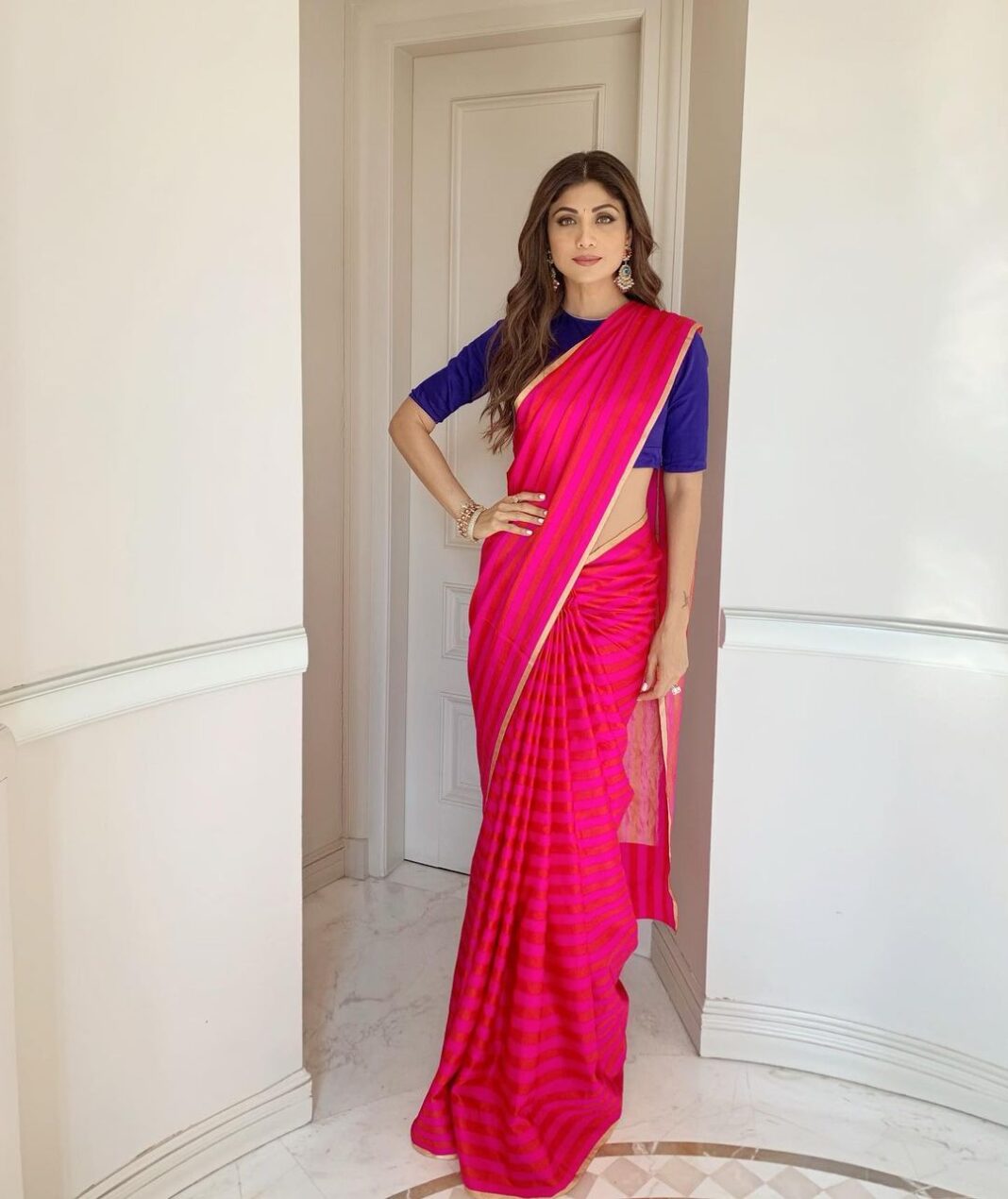 Shilpa Shetty Instagram - All set to attend the launch and 1st committee meeting of the #FitIndiamovement in Delhi. Outfit : @raw_mango Jewellery : @curiocottagejewelry Styled by : @sanjanabatra Assisted by : @rupangisharma @devakshim #fitindia #delhi #swasthrahomastraho #fitnesscomesfirst #motivation