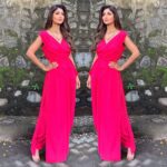 Shilpa Shetty Instagram - New Show, new beginnings! On the sets of #LagaoBoli Styled by: @mohitrai @harshitadaga01 Outfit: @taruntahiliani Jewellery : @suhanipittie Shoes: @trufflecollectionindia Assisted by: @tarangagarwal_official Makeup: @ajayshelarmakeupartist Hair: @hairnmakeup.farzana Managed by: @bethetribe #lagaoboli #viaanindustries #live #bid #prizes #fun #excitement #getsetgo #pink #gold #television #show #newbeginnings #gratitude