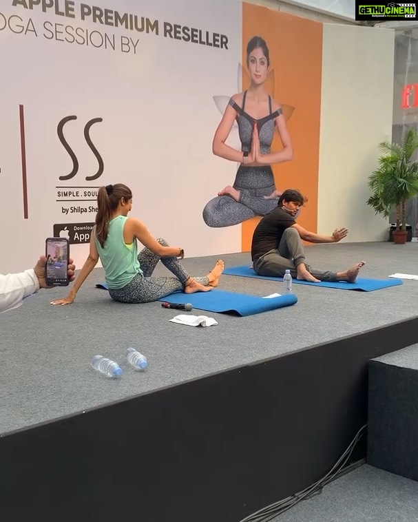 Shilpa Shetty Instagram - Had a fun Special Yoga Session at High Street Phoenix Mall, Mumbai, celebrating the launch of India's First Flagship Apple Premium Reseller Store. Glad I kept to my stayed commitment despite the rains and was so glad to see all those who made it to the event. Love and gratitude to you all ♥️🧿 @aptronixindia #YogaSeHiHoga #YogaSession #Aptronix #Yogi #passion #shilpashetty