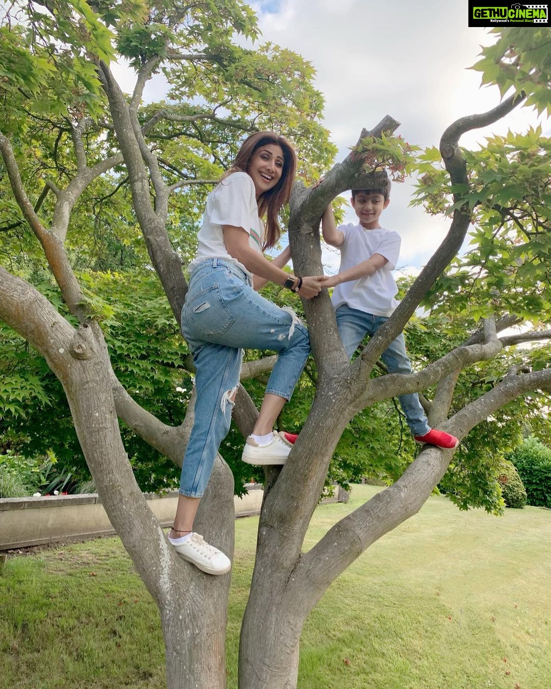 Shilpa Shetty Instagram - So long London ..Climbing trees🌳, chasing butterflies 🦋,smelling the roses 🌹, cycling🚴♀️ , pigging on nectarines and cherries 🍒,long brunches and even longer dinners, adventure parks and family time.. these a few of my favourite things 🎵 Will miss it all.. How time flies.. Holiday comes to an end now #Workmode .. #londondiaries #gratitude #holiday #work #backhome #love #timeflies #memories