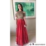 Shraddha Kapoor Instagram - #Repost @sanamratansi with @repostapp ・・・ @shraddhakapoor ❤️ at her sisters wedding in Dubai wearing @arpitamehtaofficial earrings @amrapalijewels clutch @michaelkors #mehendivibes #stylecell #sanamratansiforstylecell
