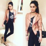 Shraddha Kapoor Instagram – #Throwback #CapeTown #HalfGirlfriend #LastNight Wearing one of my current favourites, my @beinghumanclothing jacket ❤️ Thank you @beingsalmankhan for it!