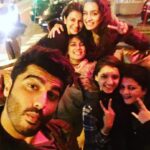 Shraddha Kapoor Instagram - Dinner time madness #HalfGirlfriend #CapeTown @arjunkapoor @jahanviparekh17 @theanisha @sanamratansi @nidhiparmarhira ❤️