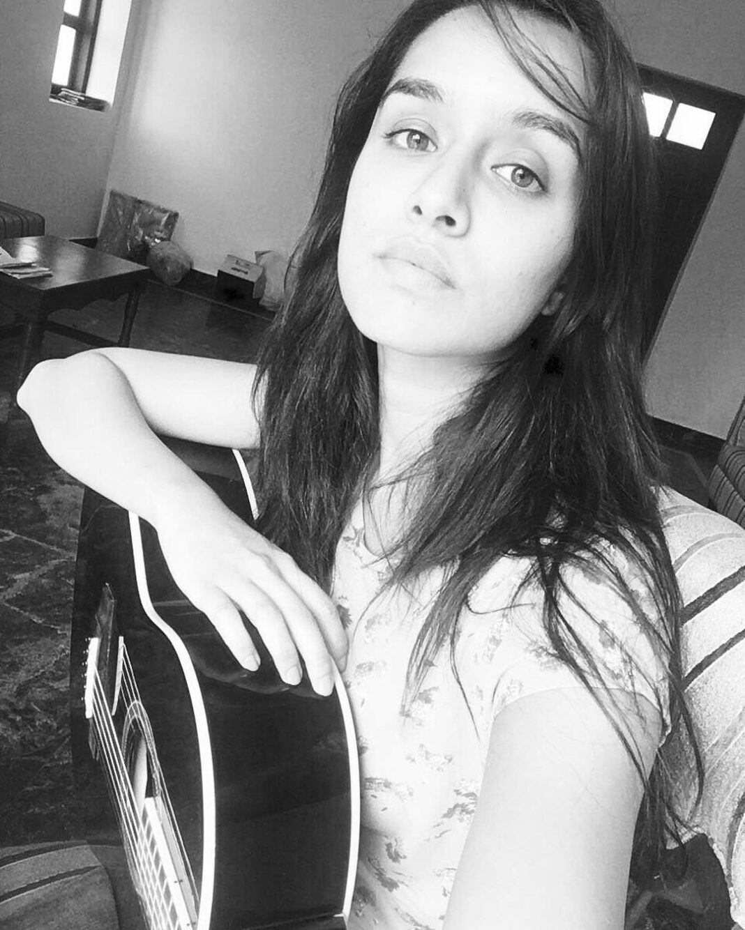 Shraddha Kapoor Instagram - Me & my new friend, the guitar, spending the day together before night shoot #MusicIsLife #HalfGirlfriend ✨❤️