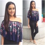 Shraddha Kapoor Instagram - Newspaper office visit! Wearing @shriyasom & @stevemadden Styled by @tanghavri & Make up & hair by @shraddha.naik & @amitthakur26 Using the new @lakmeindia coloured eye pencil ☺️❤️ #BaaghiOn29thApril