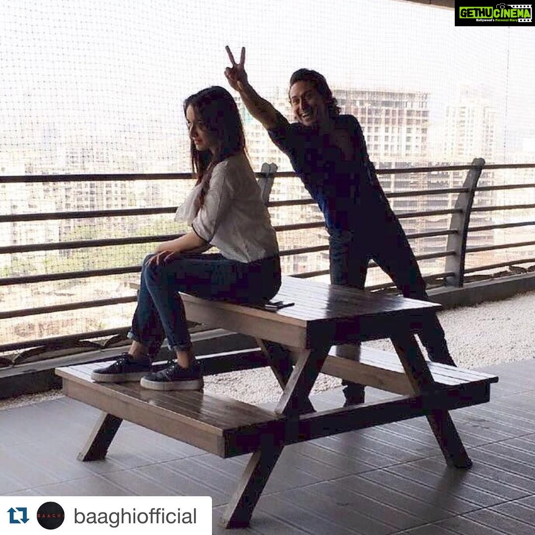 Shraddha Kapoor Instagram - Photo bomber @tigerjackieshroff #Baaghi