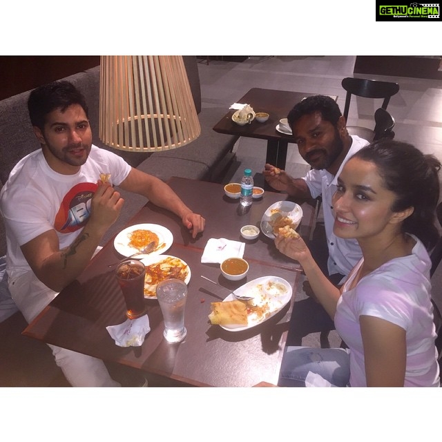 Shraddha Kapoor Instagram - Any Body Can Dosa #Prabhudheva @varundvn #Bengaluru
