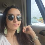 Shraddha Kapoor Instagram – Amazing baarish mein amazing traffic 😒😐 Have to reach the airporttttttt
