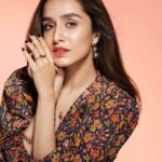 Shraddha Kapoor Instagram - Any trend that walks the runway, Melorra has a collection for it. Fashionable gold jewellery that goes with my wardrobe, and all that I do every day! With @melorra_com, live the #ArtOf24x7Fashion! ⚜️💜 #Melorra #EverydayFineJewellery #TrendyGold #LightweightGoldJewellery Make up & hair by the Magic girls @shraddha.naik & @menonnikita Photo by the amazing @prasadnaaik