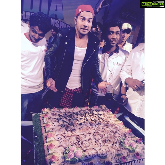 Shraddha Kapoor Instagram - Cutting his biggest birthday cake at the #AllIndiaDanceChampionship @varundvn #BirthdayBoy