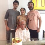 Shraddha Kapoor Instagram - Birthday celebrationsss!!! #Woohoooo #Nana #86 #FamJam #HisFavCake ❤️👏🎂🎉 @siddhanthkapoor @priyaankksharma