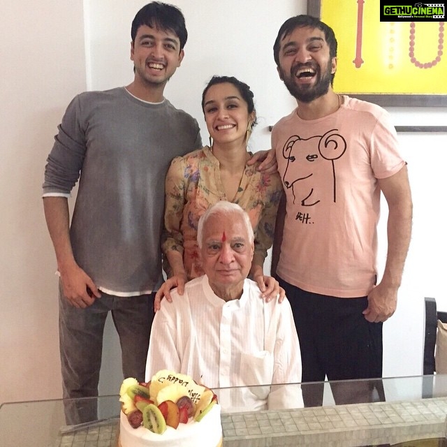 Shraddha Kapoor Instagram - Birthday celebrationsss!!! #Woohoooo #Nana #86 #FamJam #HisFavCake ❤️👏🎂🎉 @siddhanthkapoor @priyaankksharma