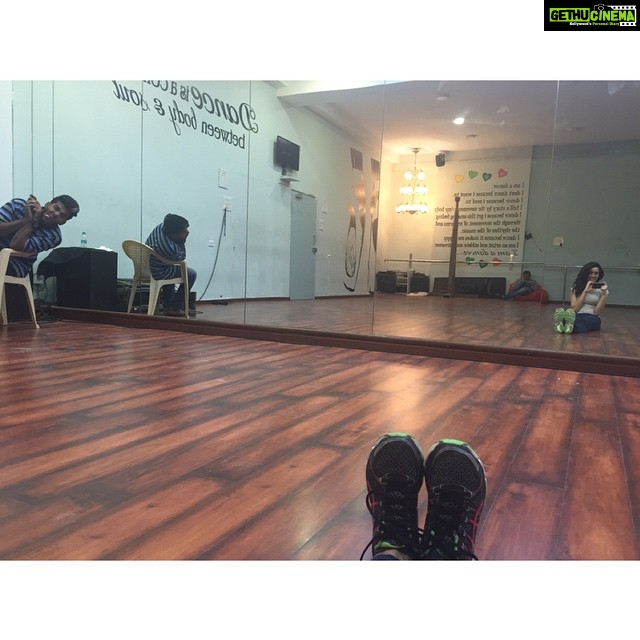 Shraddha Kapoor Instagram - In between the dancing @noddy_prashuu #ABCD2 #NightRehearsals