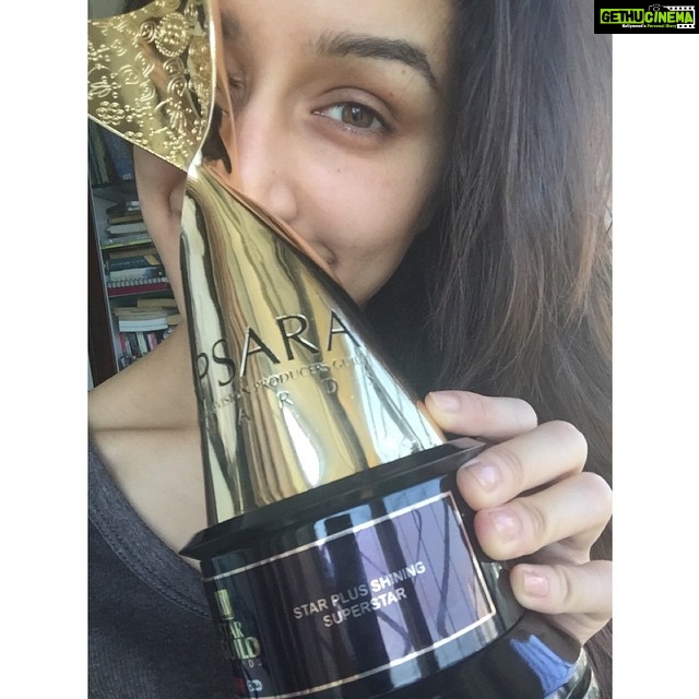 Shraddha Kapoor Instagram - Thank youuu star guild for the shining star award! This ones a celebration for Ek Villain & Haider!!! ❤️