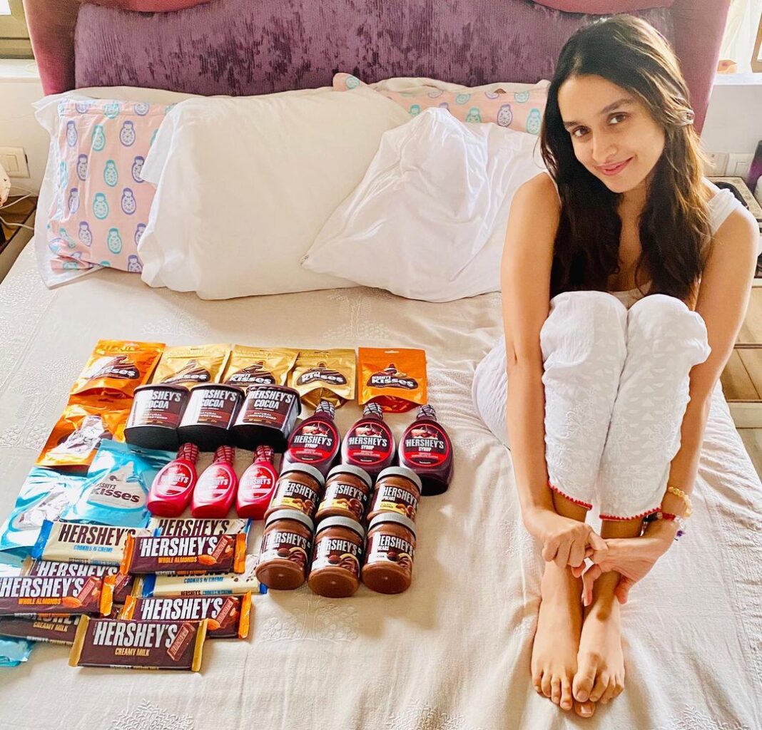 Shraddha Kapoor Instagram - Yum!!! @hersheysindia 🤤😍💜 #HappyAtHome #HersheysIndia