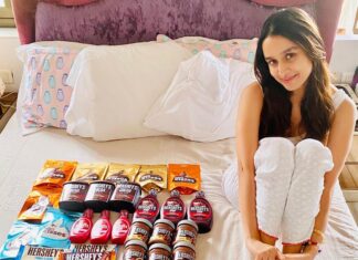 Shraddha Kapoor Instagram - Yum!!! @hersheysindia 🤤😍💜 #HappyAtHome #HersheysIndia