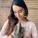 Shraddha Kapoor Instagram - "...संकटी पावावे निर्वाणी रक्षावे सुरवंदना जय देव जय देव जय मंगलमूर्ती दर्शनमात्रे मनकामना पुरती "✨💜 With this Aarti that will reverberate in many households, I pray to our beloved ‘Vighnaharta' for the good health and peace of mind for everyone! With our undying spirit, let this Ganesh Chaturthi be celebrated with prayers, love and empathy for one another. गणपती बाप्पा मोरया🙏 Thank you again @shraddha.naik for my @planaplant eco friendly Ganpati 🌸 A request to everyone who is graced by Ganpati ji to please do the immersion at home in a bucket 🙏 and not pollute our beaches and the sea 💙 Photo by @siddhanthkapoor 🥰