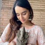 Shraddha Kapoor Instagram – “…संकटी पावावे निर्वाणी रक्षावे सुरवंदना  जय देव जय देव जय मंगलमूर्ती  दर्शनमात्रे मनकामना पुरती “✨💜

With this Aarti that will reverberate in many households, I pray to our beloved ‘Vighnaharta’ for the good health and peace of mind for everyone! 

With our undying spirit, let this Ganesh Chaturthi be celebrated with prayers, love and empathy for one another. 
गणपती बाप्पा मोरया🙏

Thank you again @shraddha.naik for my @planaplant eco friendly Ganpati 🌸

A request to everyone who is graced by Ganpati ji to please do the immersion at home in a bucket 🙏 and not pollute our beaches and the sea 💙

Photo by @siddhanthkapoor 🥰