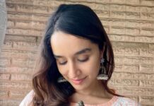 Shraddha Kapoor Instagram - "...संकटी पावावे निर्वाणी रक्षावे सुरवंदना जय देव जय देव जय मंगलमूर्ती दर्शनमात्रे मनकामना पुरती "✨💜 With this Aarti that will reverberate in many households, I pray to our beloved ‘Vighnaharta' for the good health and peace of mind for everyone! With our undying spirit, let this Ganesh Chaturthi be celebrated with prayers, love and empathy for one another. गणपती बाप्पा मोरया🙏 Thank you again @shraddha.naik for my @planaplant eco friendly Ganpati 🌸 A request to everyone who is graced by Ganpati ji to please do the immersion at home in a bucket 🙏 and not pollute our beaches and the sea 💙 Photo by @siddhanthkapoor 🥰