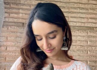 Shraddha Kapoor Instagram - "...संकटी पावावे निर्वाणी रक्षावे सुरवंदना जय देव जय देव जय मंगलमूर्ती दर्शनमात्रे मनकामना पुरती "✨💜 With this Aarti that will reverberate in many households, I pray to our beloved ‘Vighnaharta' for the good health and peace of mind for everyone! With our undying spirit, let this Ganesh Chaturthi be celebrated with prayers, love and empathy for one another. गणपती बाप्पा मोरया🙏 Thank you again @shraddha.naik for my @planaplant eco friendly Ganpati 🌸 A request to everyone who is graced by Ganpati ji to please do the immersion at home in a bucket 🙏 and not pollute our beaches and the sea 💙 Photo by @siddhanthkapoor 🥰