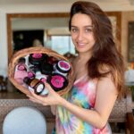 Shraddha Kapoor Instagram - What a surprise!! Thank you @thebodyshopindia for this sweet goodie basket!🌹💗 Picture 📷 by my babu @siddhanthkapoor . . . #BritishRoseCollection