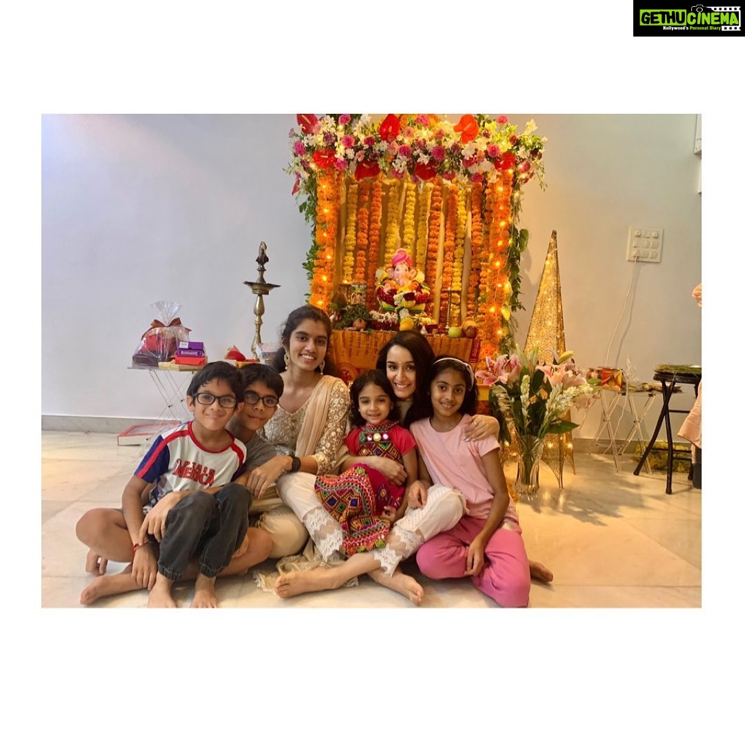 Shraddha Kapoor Instagram - These reunions π§‘ p.s- thanks to @tejukolhapure we have switched to eco friendly Ganpati since many years now βΊοΈππ«π₯°