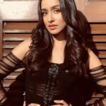 Shraddha Kapoor Instagram - @dolcegabbana 🖤